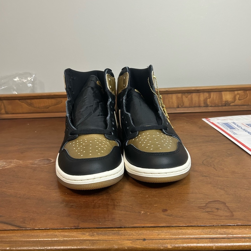NIB Men’s Nike Air Jordan 1 High Black and Gold Sneakers, Size 8.5 - Picture 5 of 7